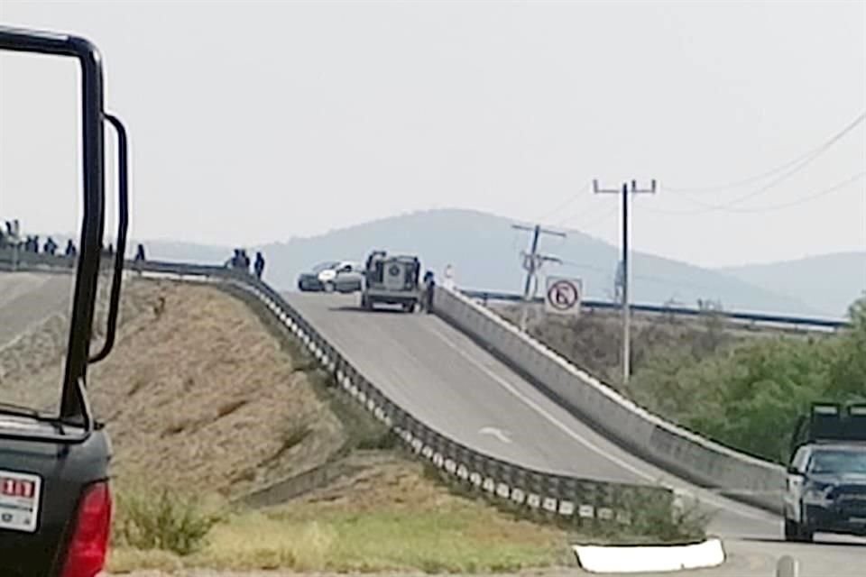 El auto Nissan Sentra estaba atravesado sobre un puente que cruza la Autopista, a la altura del kilómetro 42.