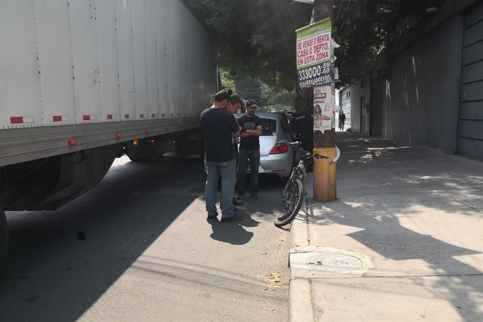 El impacto ocasionó que el adulto mayor perdiera el control y azotara sobre el pavimento junto con su bicicleta. 