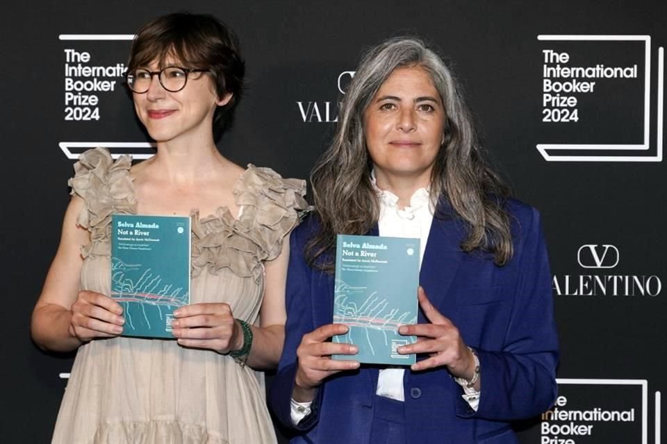 Selva Almada (derecha), acudió a la ceremonia del Premio Booker con su traductora Annie McDermott.