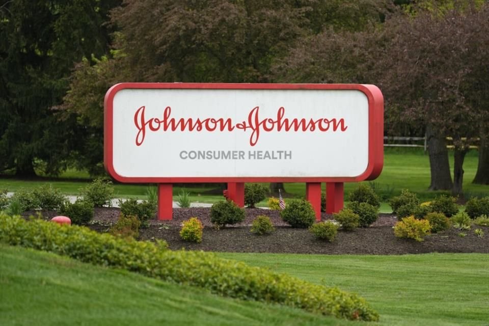 Johnson & Johnson es acusado por cometer fraude para no atender las demandas de víctimas de cáncer.