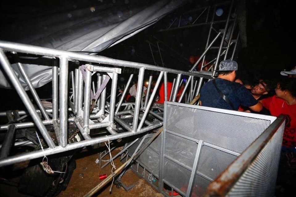 La estructura pesada cayó sobre varios asistentes que se encontraban cerca del templete.