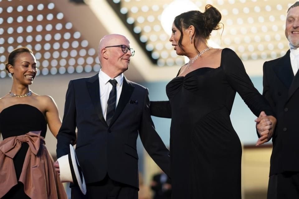 Zoe Saldaña, Jacques Audiard, Karla Sofía Gascón, y Damien Jalet posan al salir de la premiere de 'Emilia Perez'.