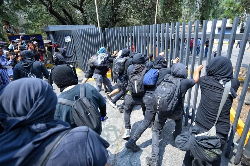 Alumnos de UNAM tomaron las instalaciones de la Dirección General del CCH en CU, para exigir seguridad contra porros y justicia por Óscar.