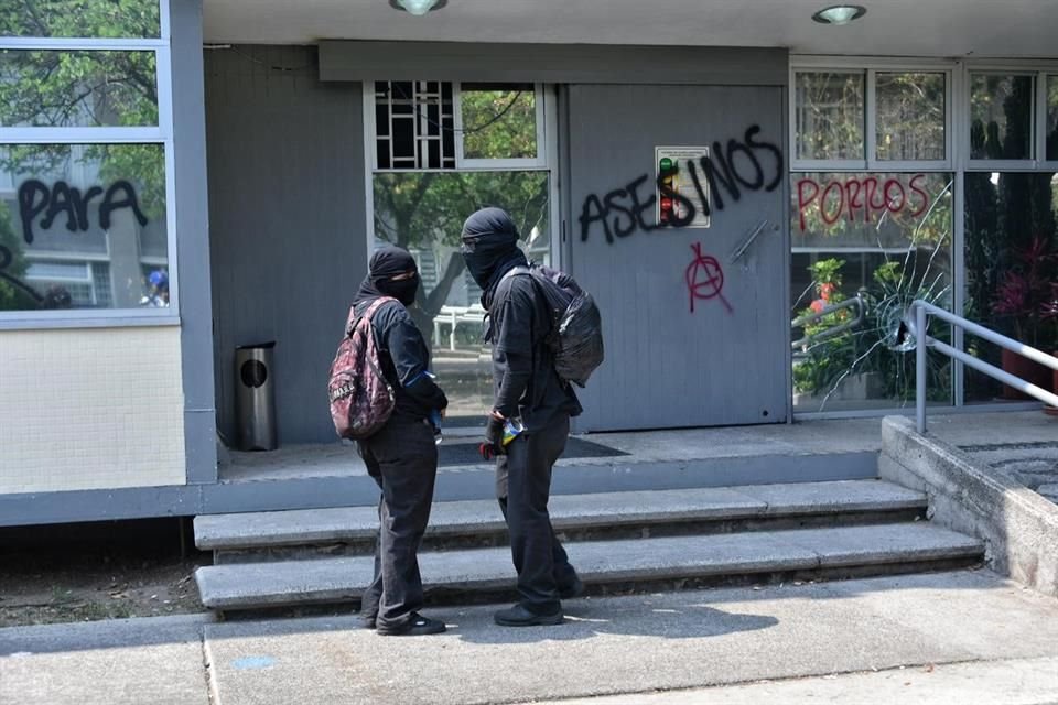 Alrededor de las 13:30 horas, un contingente de más de 150 personas, partió del Parque La Bombilla, en la Alcaldía Álvaro Obregón, rumbo a la Rectoría de la UNAM, en Coyoacán.