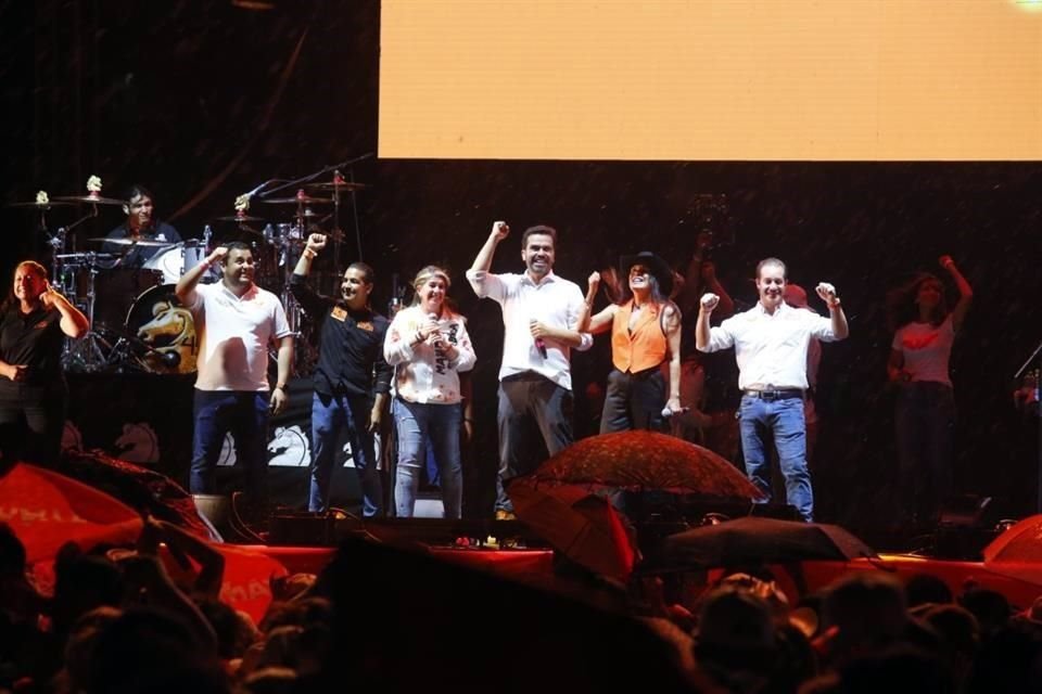 Previo al colapso, en el escenario se encontraban Miguel Ángel Salazar, Martha Herrera, Jorge Álvarez Máynez, Lorenia Canavati y Javier González-Alcántara.