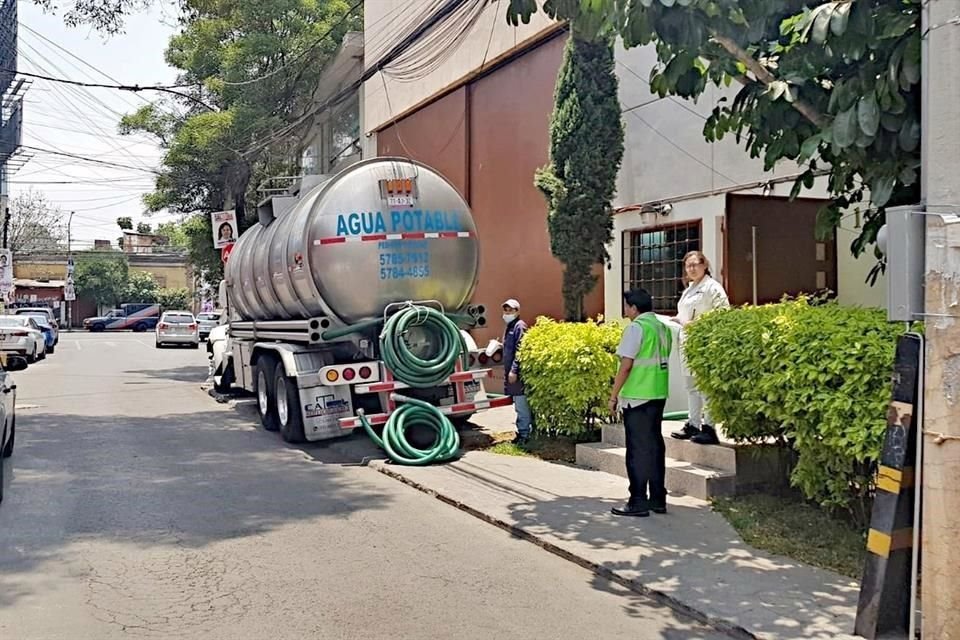 Tras protestas, vecinos consiguieron que la Alcaldía les proporcionara pipas de agua.