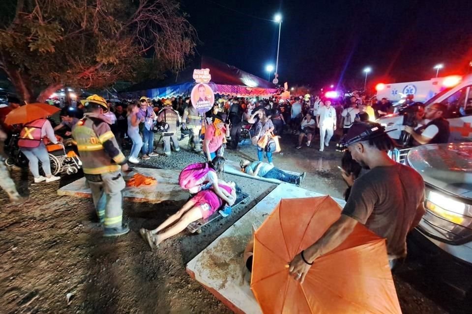 Entre el caos, cuerpos de auxilio y los mismos asistentes atendieron a lesionados que yacían tendidos en el campo de beisbol.