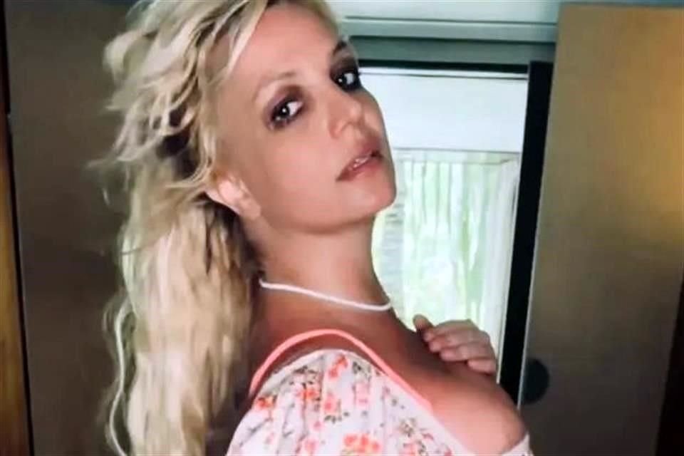 En medio de reportes preocupantes sobre su salud mental, Britney Spears sorprendió a sus fans al compartir un video desnuda en la playa.