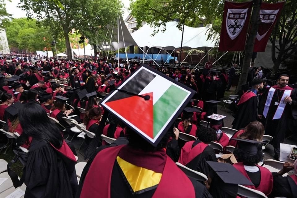 Cientos de estudiantes salieron de la ceremonia de graduación de Harvard coreando 'Palestina libre', tras semanas de protestas en el campus.