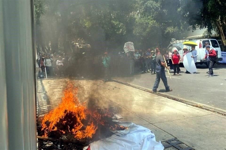 Antes de ir al INE y otros partidos políticos, integrantes de la CNTE quemaron propaganda político afuera de la sede nacional del PRI, en CDMX.