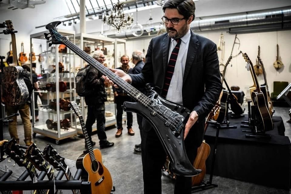 El instrumento, cuyo valor se había estimado entre 13 mil y 16 mil 200 dólares, fue comprado por un coleccionista francés a través de una plataforma en línea, según un comunicado.