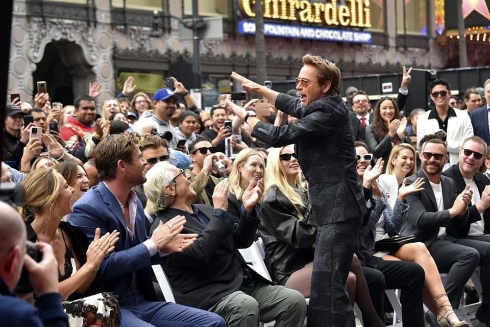 Downey Jr. jugó con la audiencia reunida en Hollywood Boulevard.