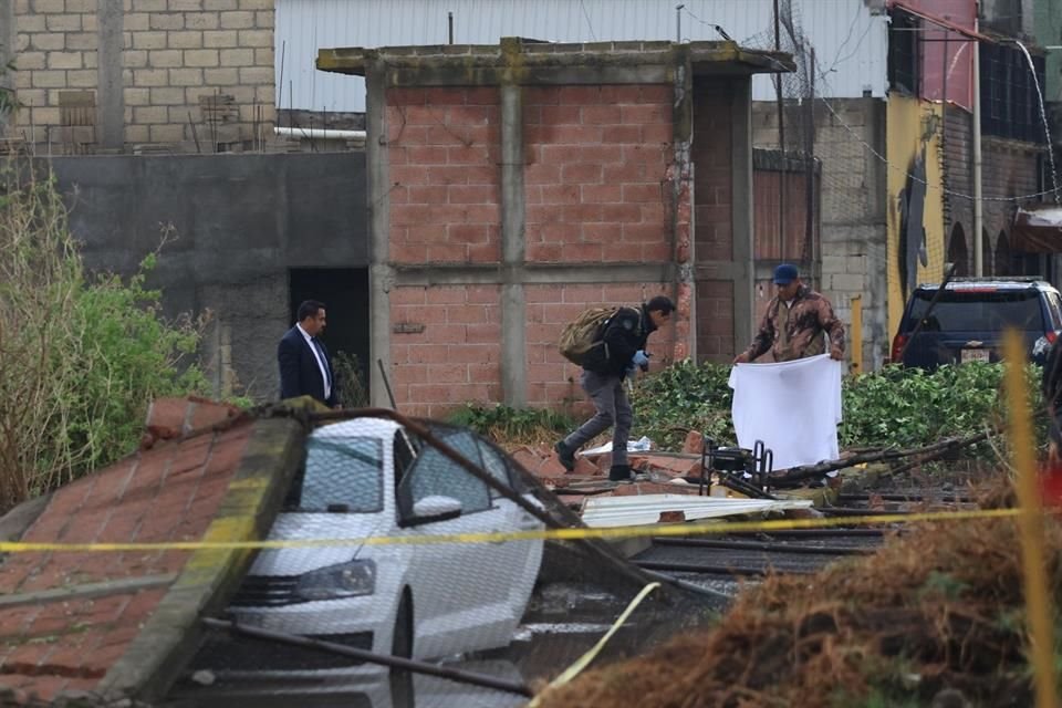 Mueren 2 personas en caída de barda tras tornado en Toluca