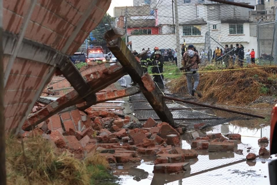 Cae sobre automóvil después de un tornado en Toluca