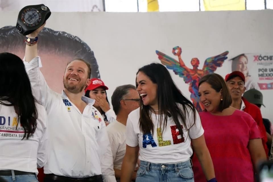 En compañía de las candidatas Alessandra Rojo de la Vega y de Xóchitl Gálvez, Taboada prometió salud y vivienda.