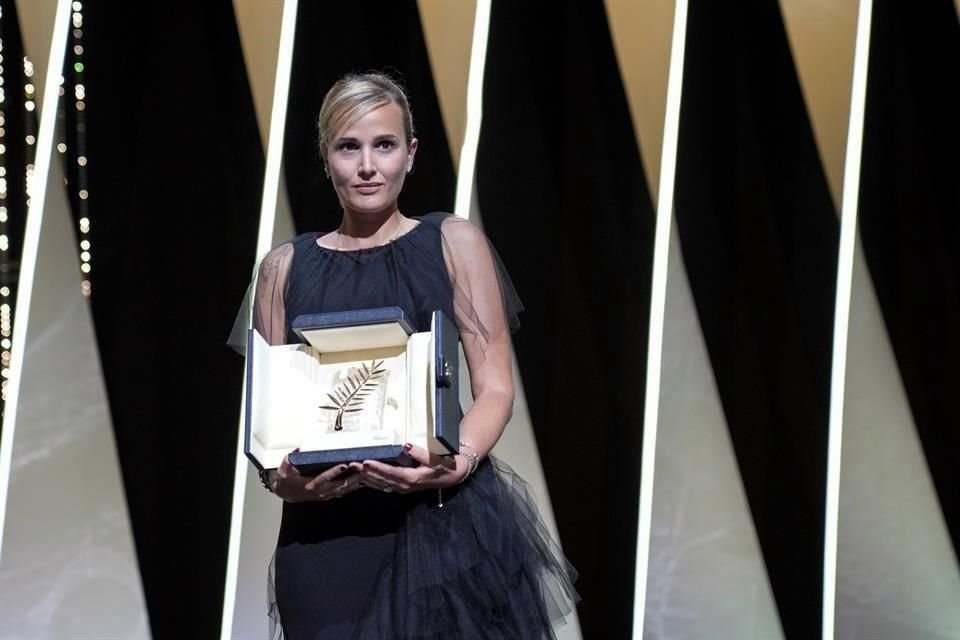 La directora francesa Julia Ducournau gana la Palma de Oro por el filme 'Titanio'.