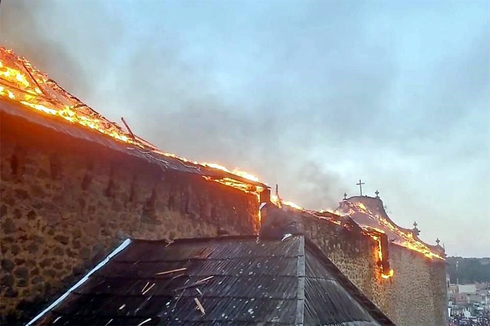 Expertos analizan el incendio que arrasó en marzo el Templo de Santiago Apóstol, en la meseta purépecha, y qué se puede recuperar.