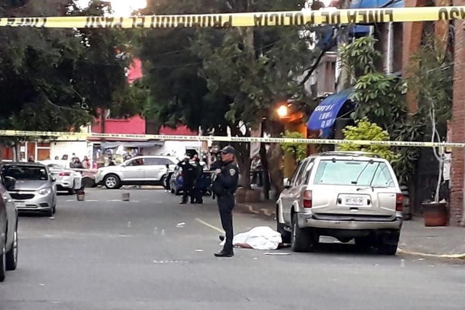 Una de las víctimas quedó tendida en la esquina de las calles Canacuate y Cicalco. La segunda fue trasladada a un hospital.