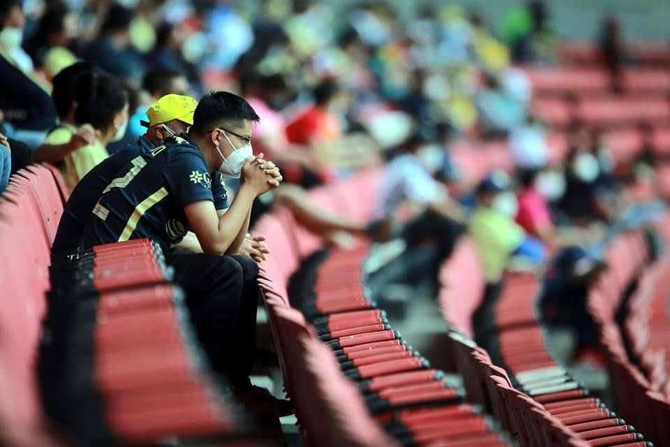 Respetando los protocolos, la afición asistió al Azteca para apoyar a su equipo.