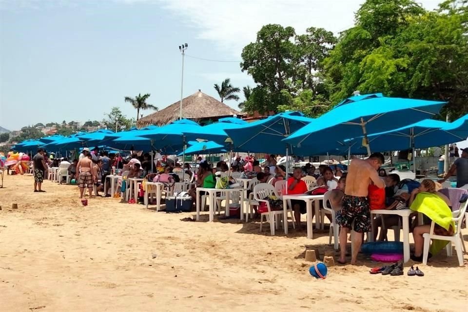Turistas abarrotaron playas de Acapulco este fin de semana, pese a que en Guerrero se registra un repunte en casos de Covid-19.