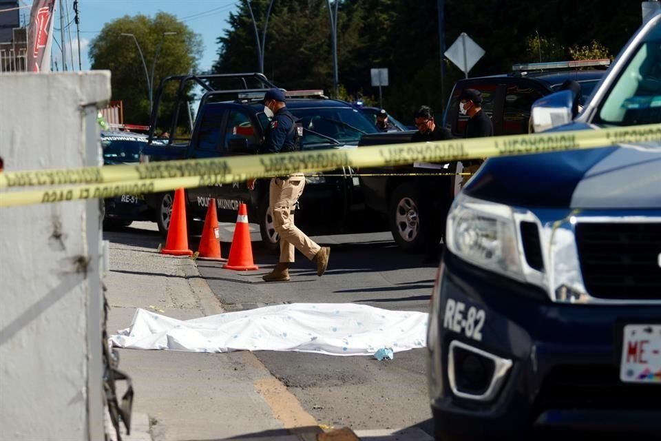 Aunque intentó correr para evitar el ataque, un hombre murió tras recibir varios disparos afuera de la Plaza Providencia, en Metepec.