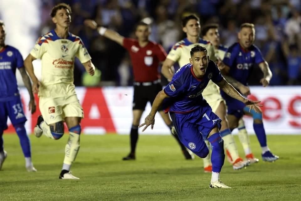 Uriel Antuna engañó a Malagón y puso el primer tanto del partido en el minuto 9.