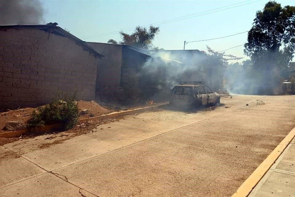 La confrontación dejó un saldo de un hombre muerto y los incendios de tres casas, tres vehículos y una comisaría.