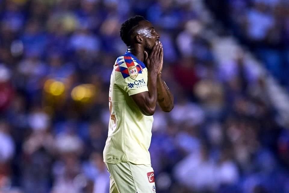 Julián Quiñones lamentándose las fallas a la ofensiva del América.