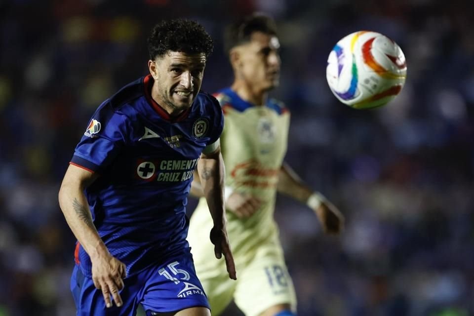 Nacho Rivero observa con desesperación una pelota.