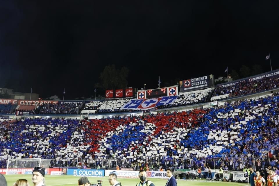 El mosaico azul en la tribuna.