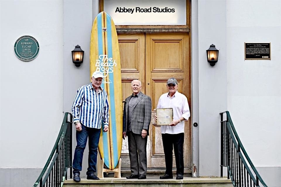 Mike Love, el director Frank Marshall y Bruce Johnson posaron en los célebres Abbey Road Studios para promover el filme
