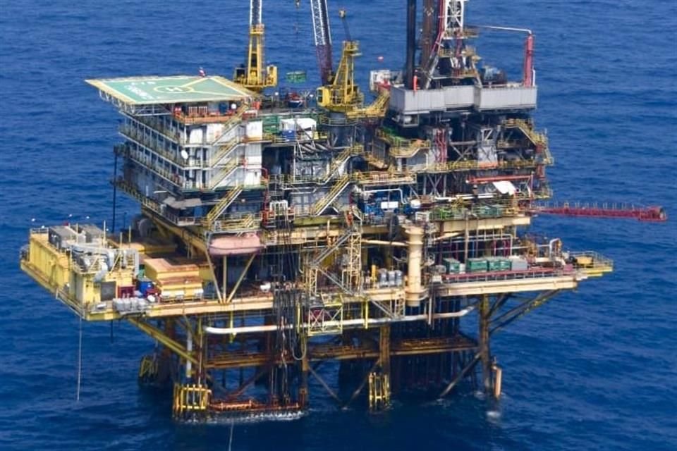 Experto siguiere replantearse las líneas de negocio de Pemex y poder así revertir sus pérdidas.