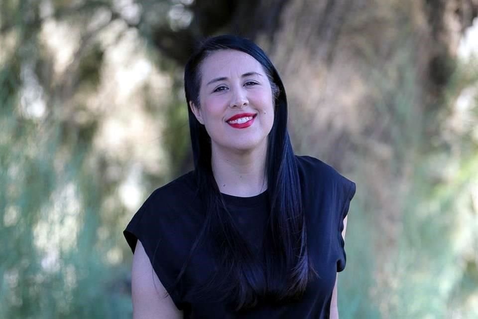 Suzette Celaya Aguilar, narra la historia de Violeta, quien ve amenazada la tierra que la vio nacer por la construcción de una presa.