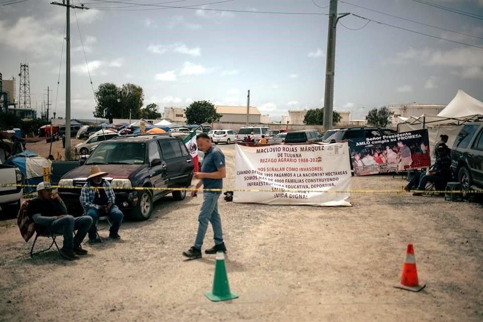 Campamento organizado por los residentes de la Colonia Maclovio Rojas en Tijuana a la entrada de la distribuidora de Pemex en Playas de Rosarito.