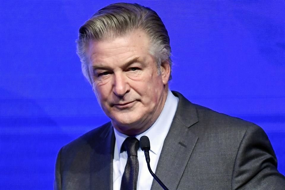 Abogados de Alec Baldwin aseguraron que la fiscal Kari Morrissey escondió pruebas que podrían exculpar a Alec Baldwin del tiroteo en 'Rust'.