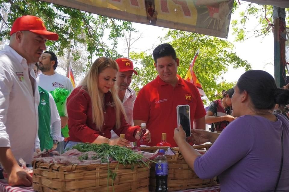 Claudia Delgadillo dialogó con productores y comerciantes de pitayas en Techaluta y Amacueca.