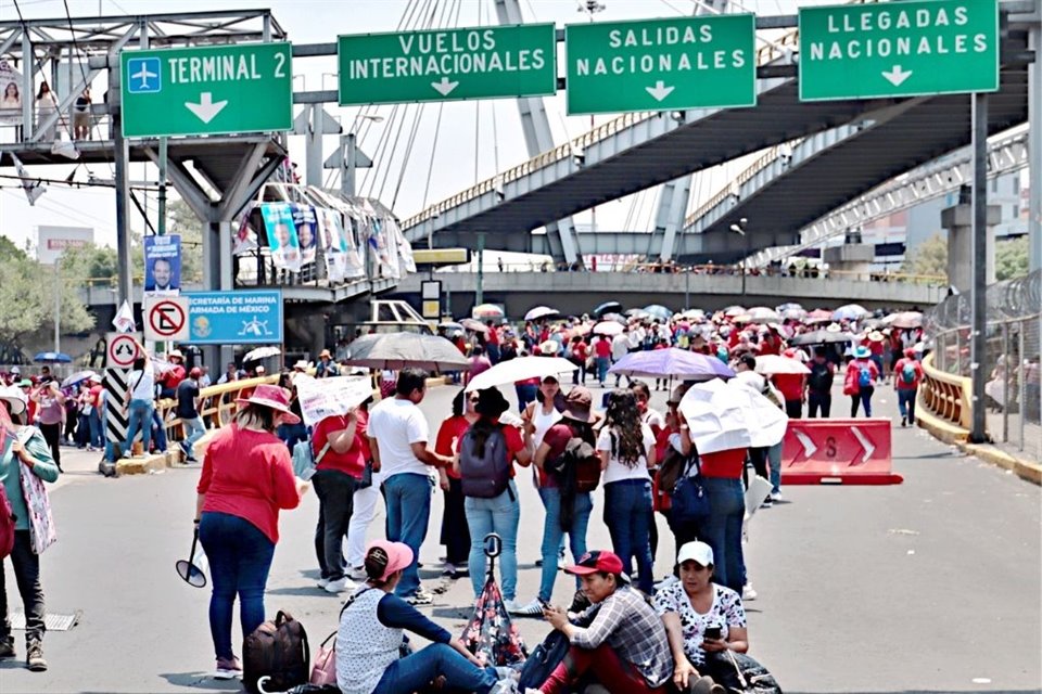 Usuarios de AICM sufrieron por bloqueo de maestros de CNTE, quienes ayer cerraron casi 2 horas Circuito Interior y entrada a la Terminal 1.