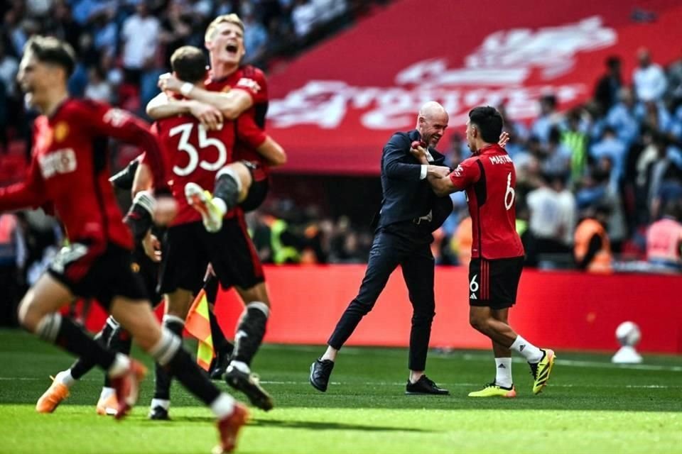 Erik ten Hag festeja con sus jugadores el título de la FA Cup.