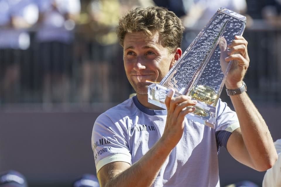 El noruego Casper Ruud se impuso al checo Tomas Machac para ganar su tercer torneo de Ginebra, a escasas horas del inicio de Roland Garros.