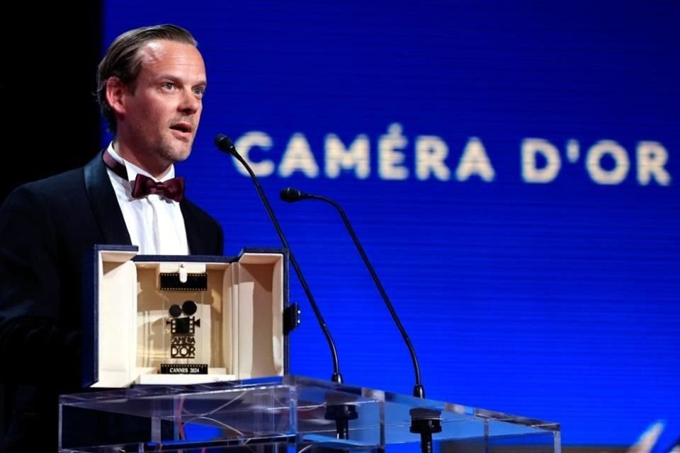 Un miembro de la distribución pronuncia un discurso después de recibir la Cámara de Oro por la película 'Armand' durante la ceremonia de clausura de la 77 edición del Festival de Cine de Cannes.