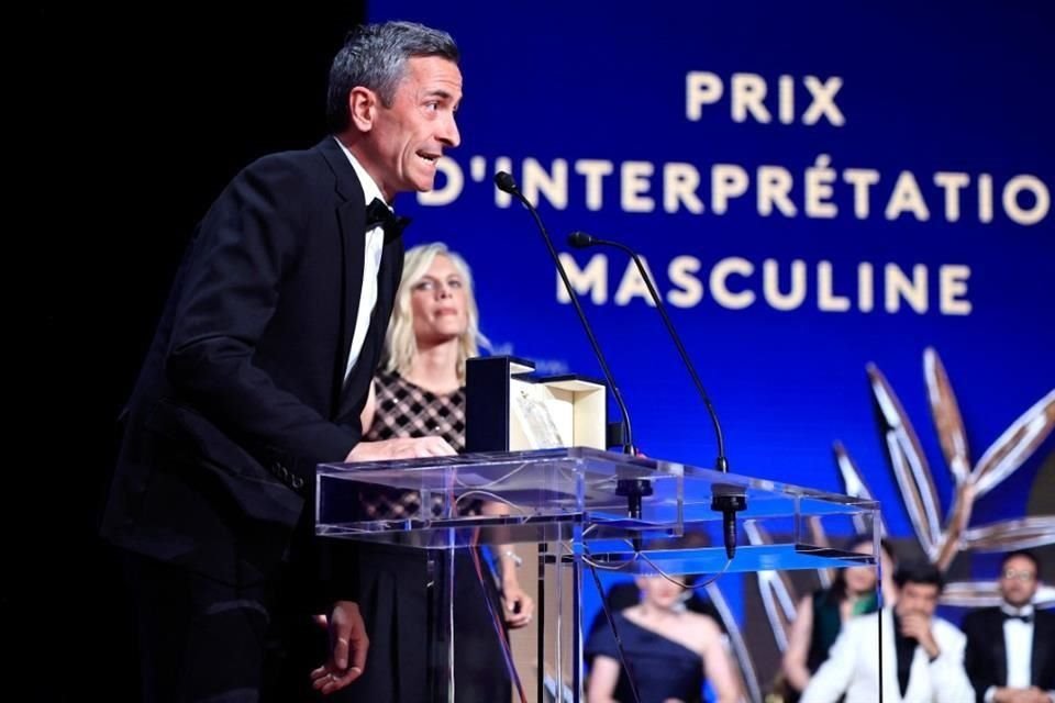 Un representante pronuncia un discurso en el escenario después de que el actor Jesse Plemons fuera galardonado con el Premio al Mejor Actor por su papel en la película 'Kinds of Kindness'.