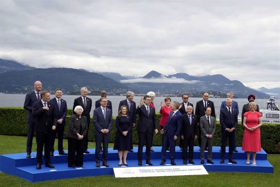 Ministros de finanzas y gobernadores de bancos centrales posan para la foto grupal en la reunión de ministros de finanzas del G7 en Stresa, en el norte de Italia.