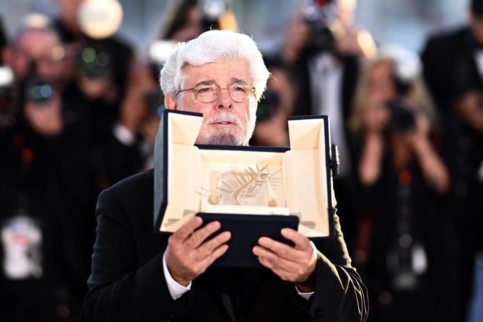 George Lucas posó con la Palma de Oro Honorífica.