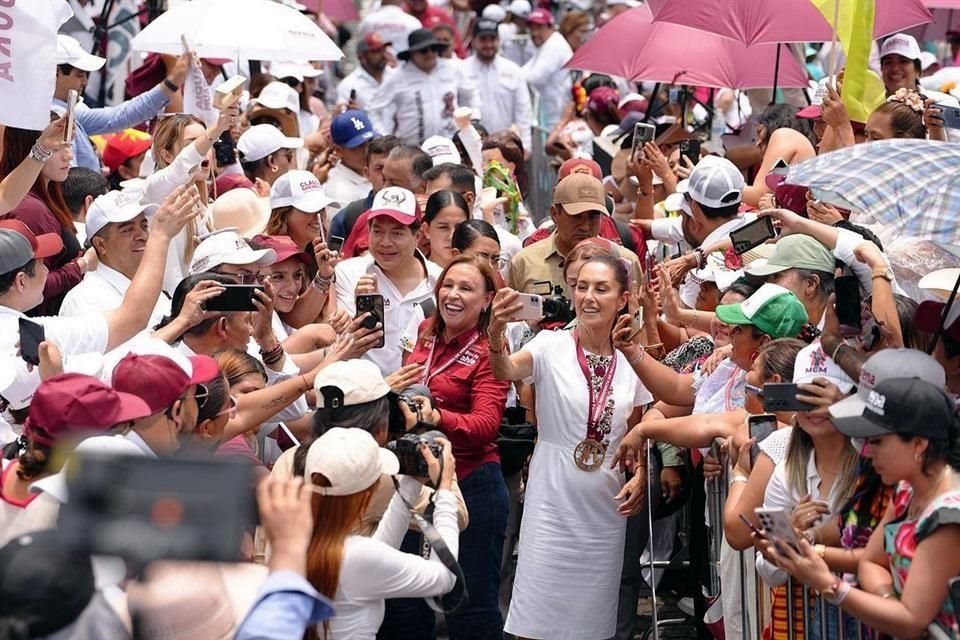 Ante una plaza abarrotada, Sheinbaum dijo estar confiada de que Nahle ganará la Gubernatura de Veracruz.