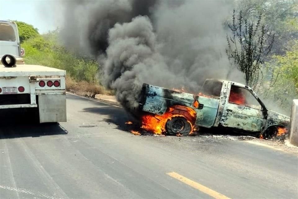 En redes sociales circulan imágenes de camionetas o camiones repartidores en llamas en las localidades de Tierra Caliente.