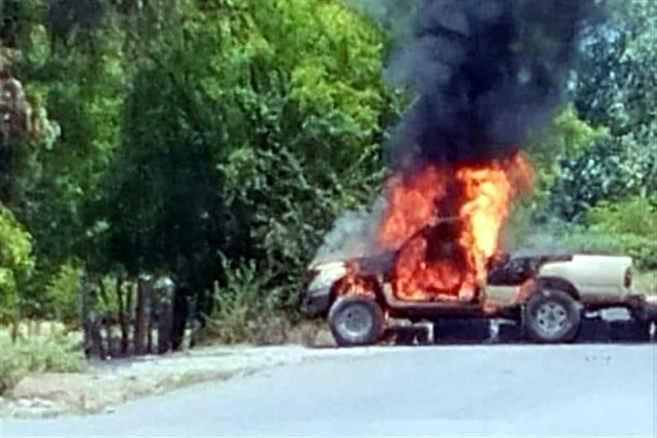 En redes sociales circulan imágenes de camionetas o camiones repartidores en llamas en las localidades de Tierra Caliente.