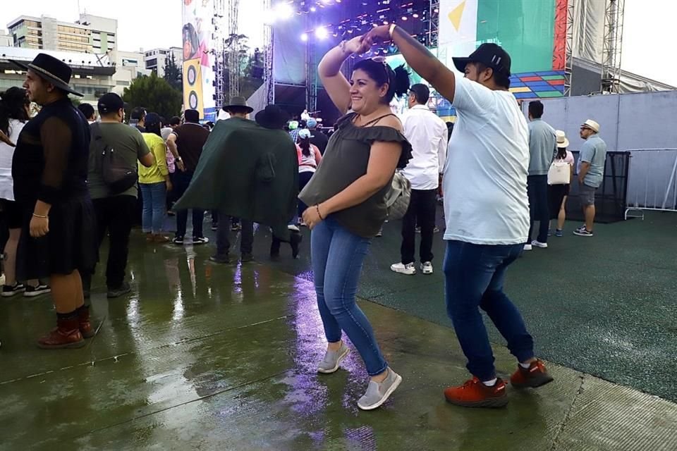 Entre el público, las personas hicieron espacio para poder bailar del son cubano con 'Barrio de La Habana'y 'Tabaco, Ron y Café'.