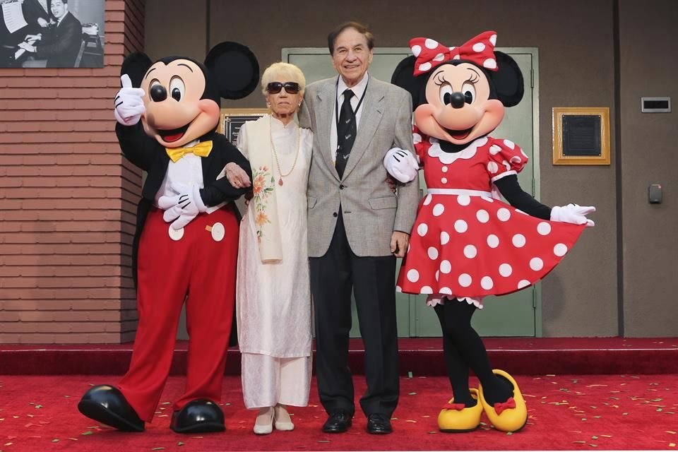 Entre sus galardones figuran 23 álbumes de oro y platino y una estrella en el Paseo de la Fama de Hollywood.