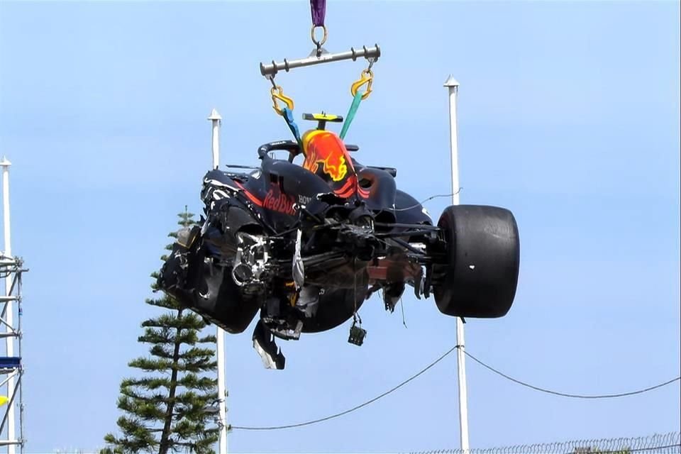 El RB20 de Checo quedó con mucho daño.