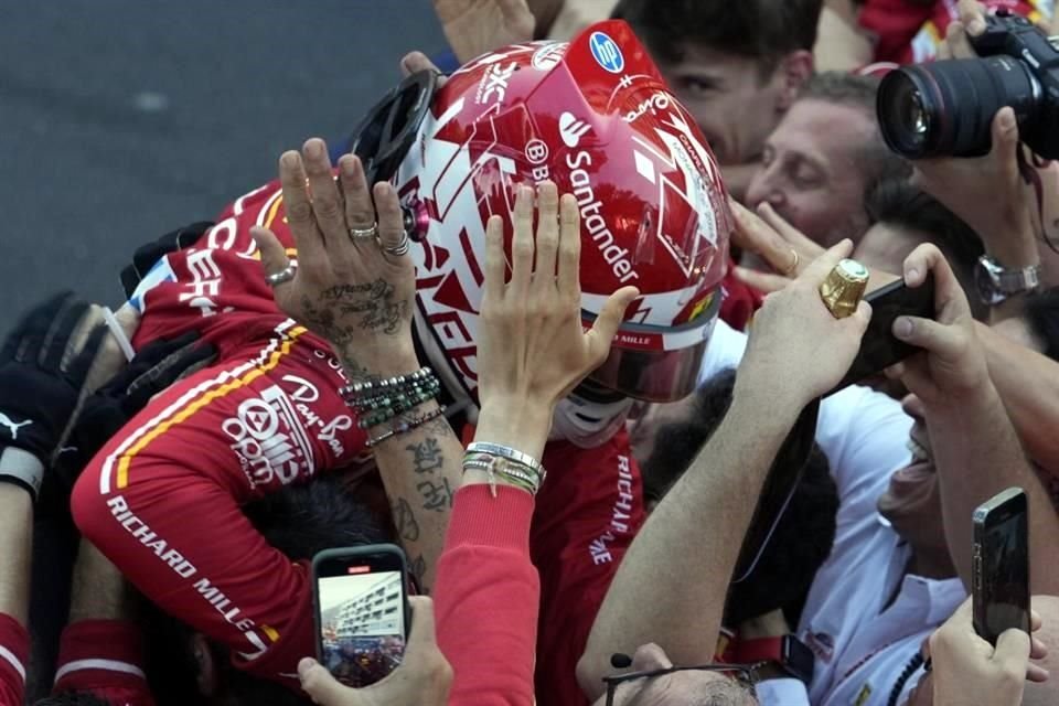 Celebración en grande en Ferrari por el triunfo.